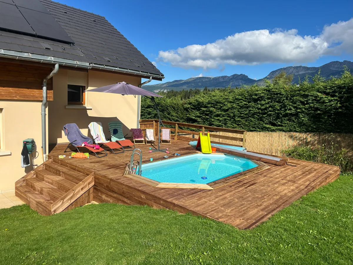 Piscine en bois de la maison de location à Bois Barbu