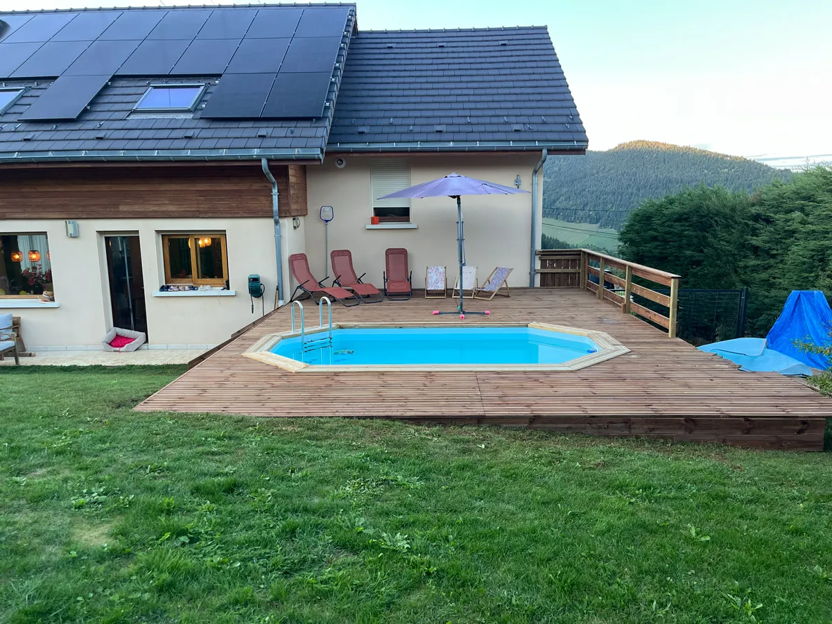 Piscine de la maison de location à Bois Barbu